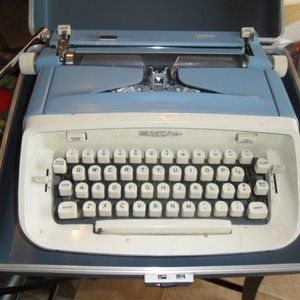 Royal Safari Portable Typewriter w/ case